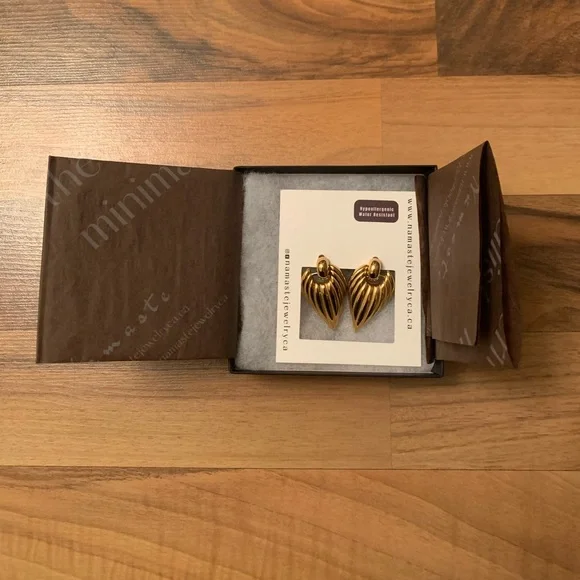 Heart Ribbed Earrings - Picture 4 of 6